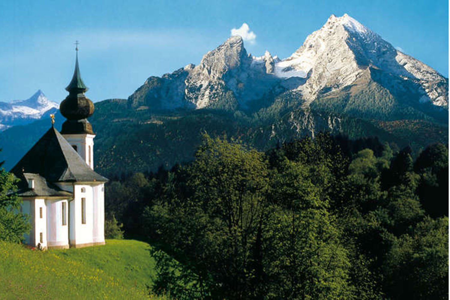 Die Kirche in Maria Gern mit dem Wahrzeichen Watzmann